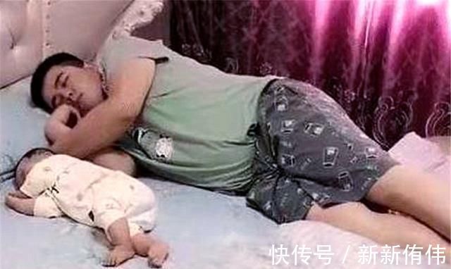 惊醒|“紧张爸爸”火了,睡午觉半道惊醒检查孩子,一旁的宝妈乐坏了