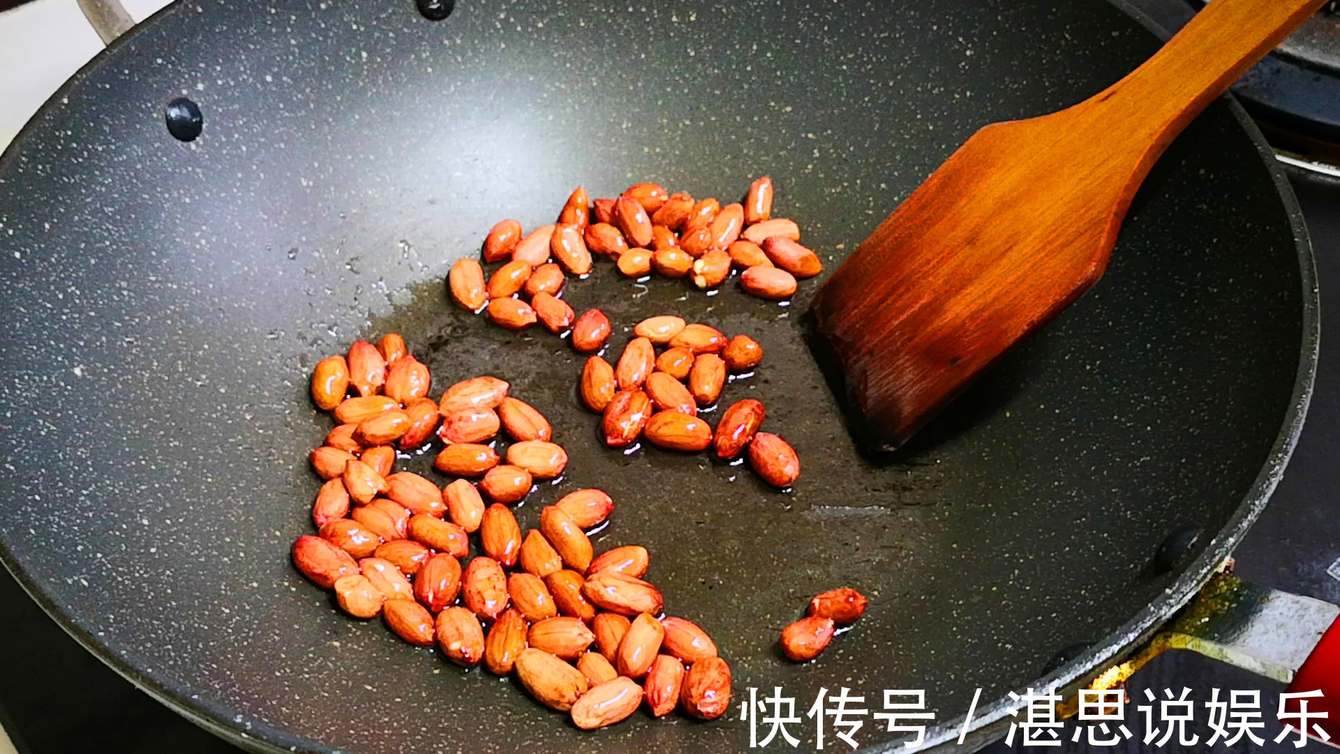 解馋|秋天要多吃秋葵，加花生米简单一做，营养解馋又下饭，给肉都不换