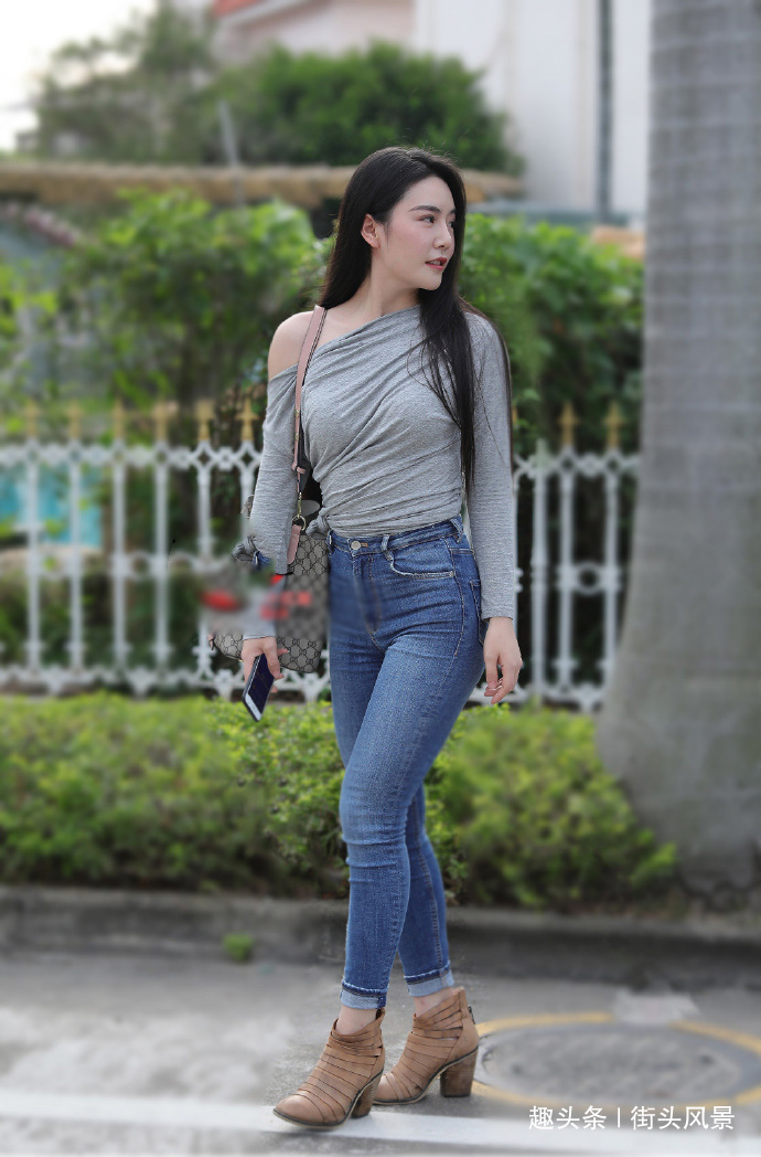 紧身牛仔裤 时尚潮流的微胖女生，搭配牛仔裤更有女人味，让人过目不忘！