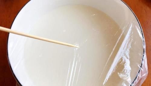 今天又做了甜品,免烤箱免打发,冰冰凉凉的,比奶油蛋糕还好吃