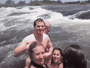 |搞笑GIF：都这时候了还看什么看 赶紧来救我啊，真装不下去了