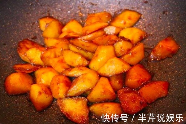 土豆别再炒土豆丝了，教你个新吃法，香脆可口，给大鱼大肉都不换