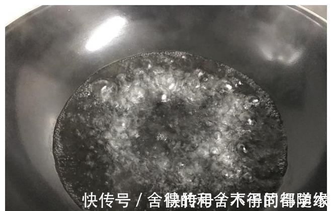 煮荷包蛋时，冷水下锅还是开水下锅？学会这三招，鸡蛋圆嫩不散