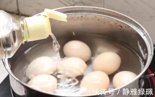 煮鸡蛋可不能只用清水多加这1步,蛋壳一碰就掉,更嫩更营养