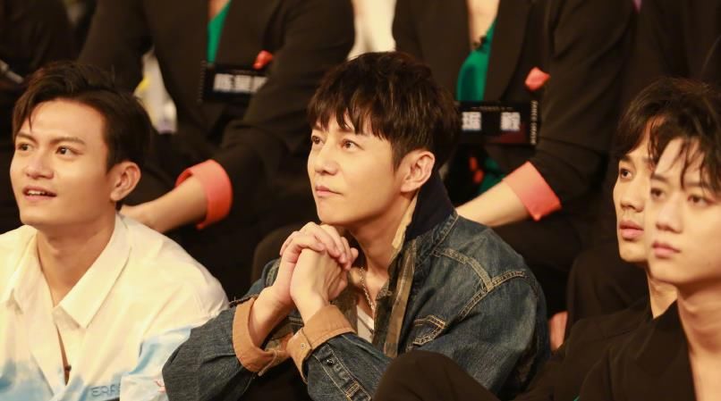 46岁何炅老师也难敌变老?录综艺时额头戴假发片,两鬓发量稀疏