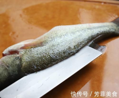 清蒸鲈鱼，蒸多久最合适？多数人搞错，难怪鲈鱼不细嫩，口感差