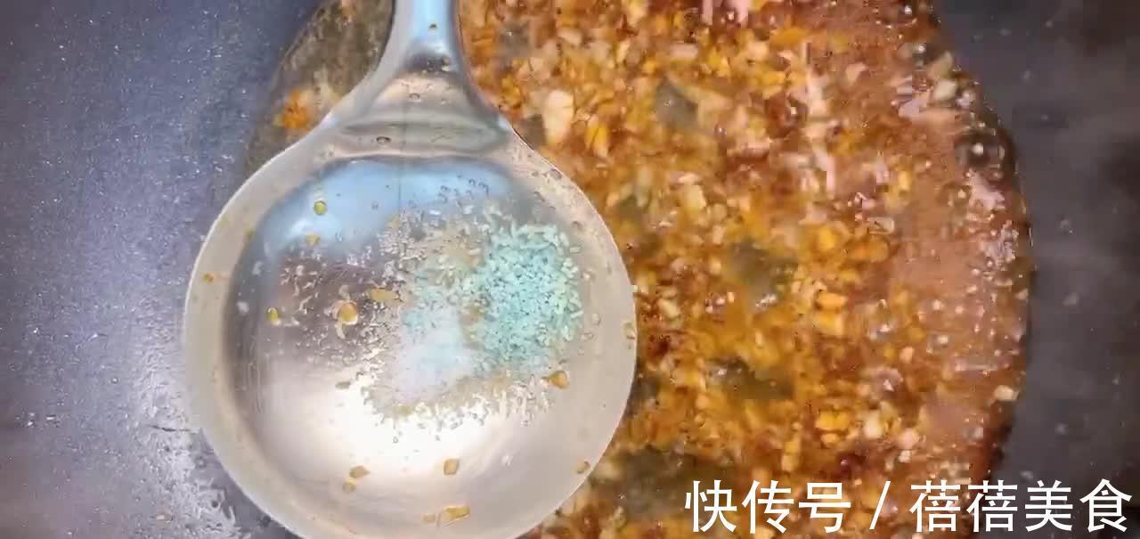 粉丝蒜蓉娃娃菜，香辣鲜美蒜香扑鼻，网友说：比吃海鲜过瘾！