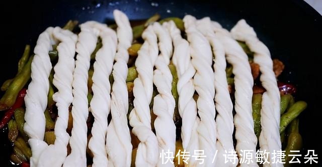 豆角炖肉再焖点小卷子，卷子浸满汤汁，豆角炖得也香，超级惬意！