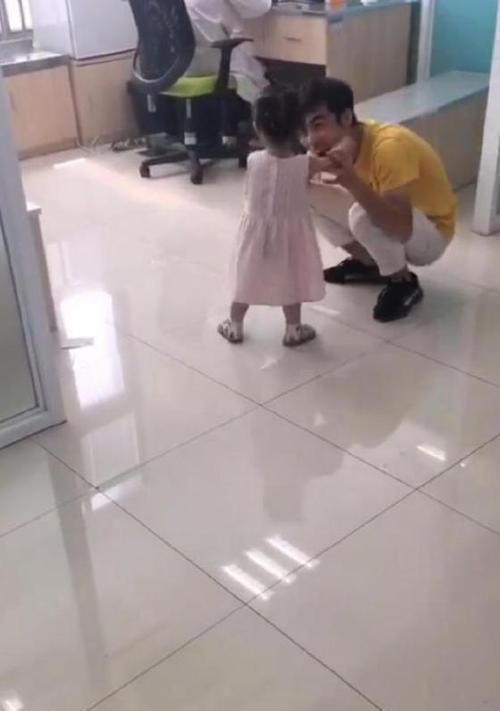 气冲|3岁女娃打针后越想越委屈,气冲冲找医生“算账”,网友:太萌了