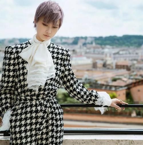 阔腿裤已经过时了，今年春天流行的是“格纹裤”，显高显瘦又时髦