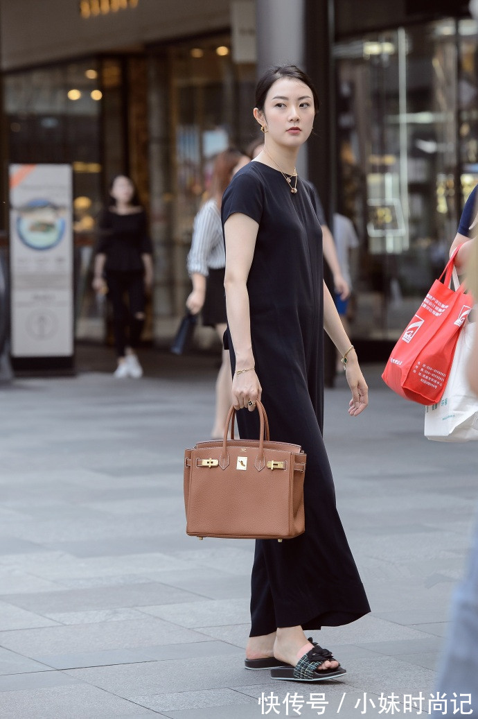 街拍|成都街拍,单排扣牛仔短裙搭配白色T恤,时髦与魅力并存!