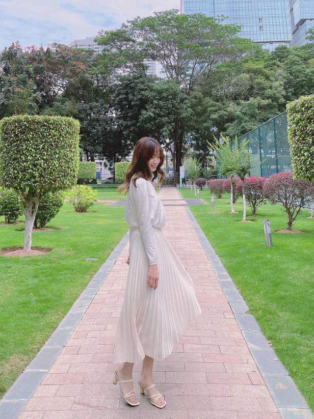 v领|最想要显瘦的穿衣技巧来了，无袖绿色上衣搭配黑色半身裙，超洋气