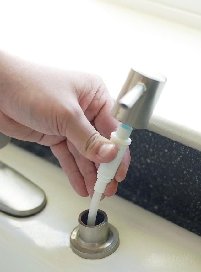 洗了20年碗才发现，水槽边的小孔，用途真厉害，聪明人都在这样用