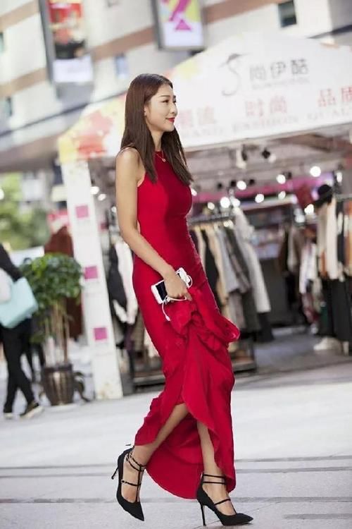 美女脚上穿着一双尖头的黑色高跟鞋，散发出更加轻熟的韵味