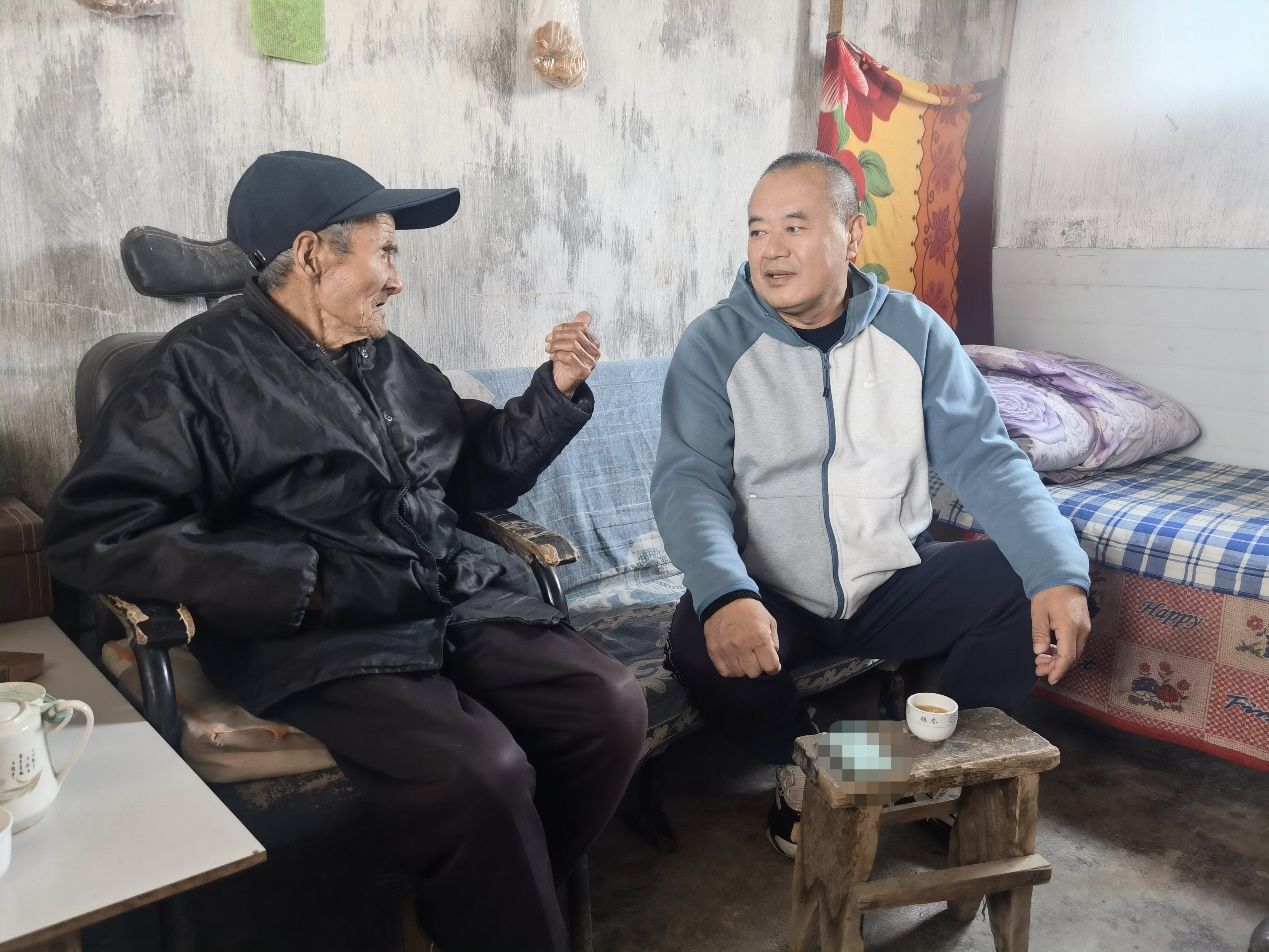 老人|华夏保险东营中支开展重阳行动探望贫困老人