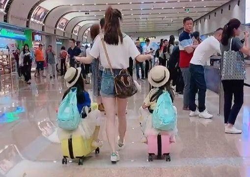 辣妈|二胎妈妈带娃机场照火了,网友羡慕:后悔没有早一点生孩子