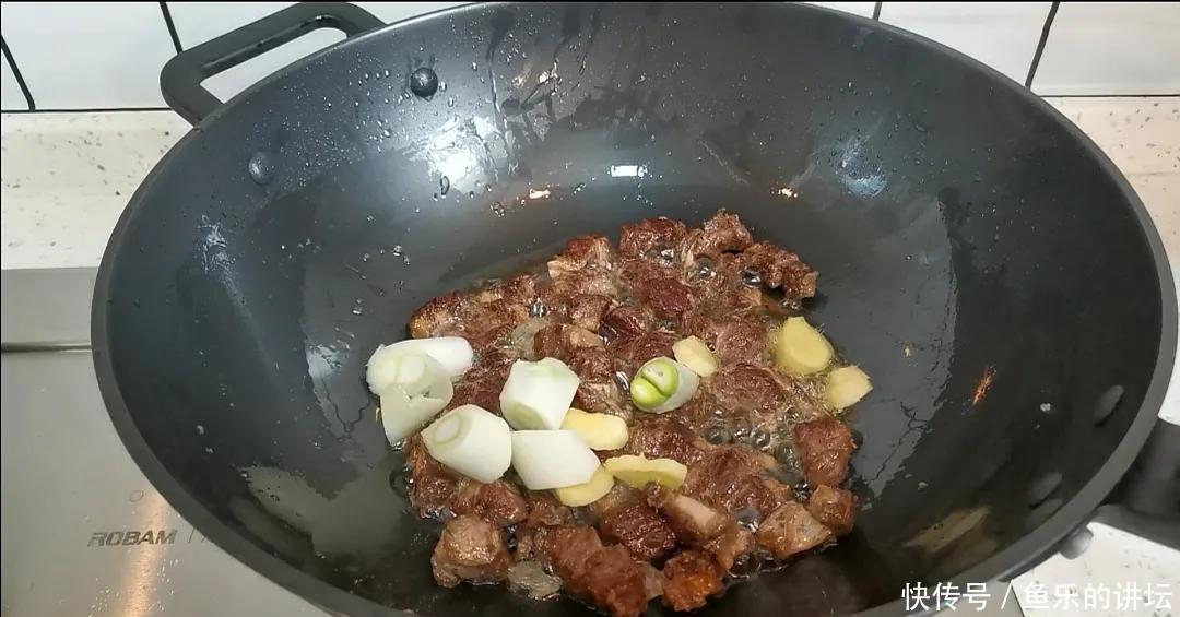  土豆炖牛肉的正确做法，牛肉软烂土豆绵软，孩子长身体期要多吃