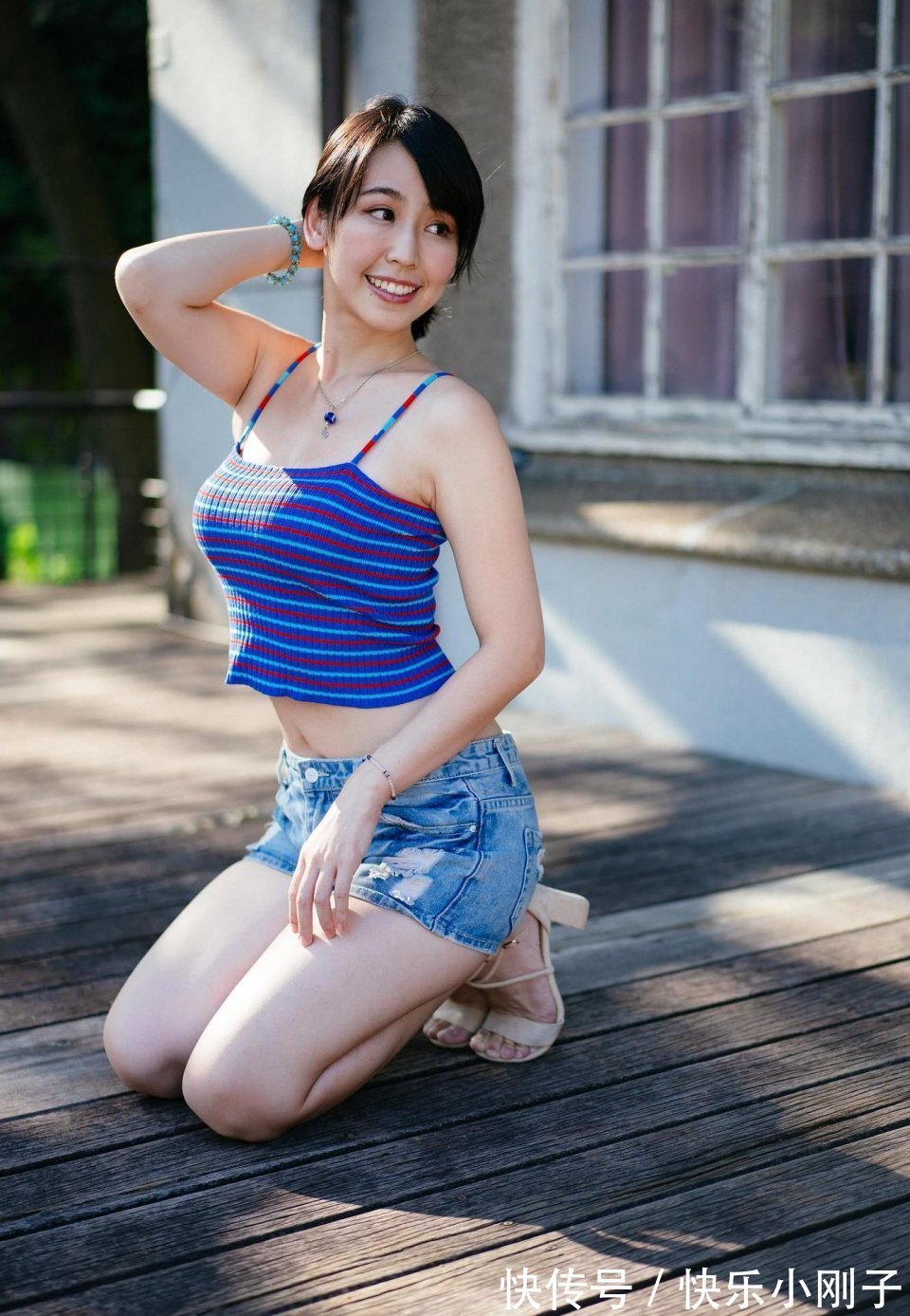 针织吊带|冰丝针织性感吊带背心搭配牛仔短裤,简略前卫穿出高档感