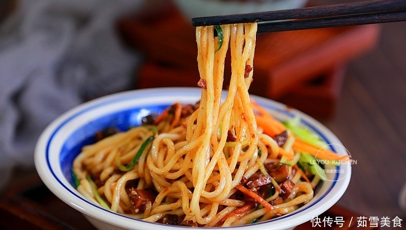 4道炸酱面做法,做些炸酱放冰箱,下班到家煮好面条,就能开饭