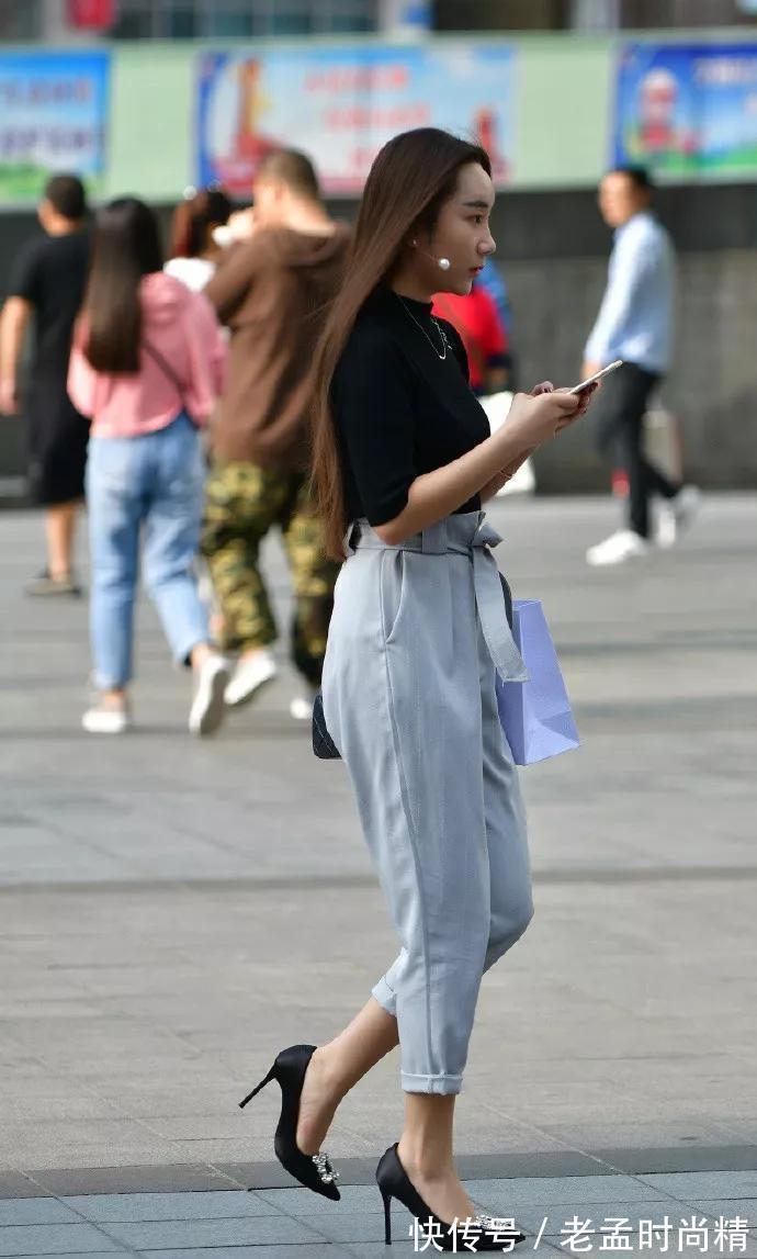 美女|街拍美女:美女脚上搭配一双黑色尖头高跟鞋,让她整体搭配显得既优雅又时尚