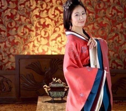 古人的衣服很多都长到拖地,那么他们不怕弄脏吗说出来你不相信!
