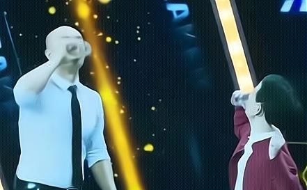 乐嘉首次公开露面，直播间潸然泪下，对《超级演说家》余怒未消