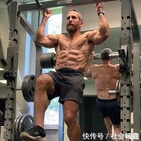 运动|48岁大叔健身30余年,从未使用任何补剂,靠勤奋获得完美肌肉
