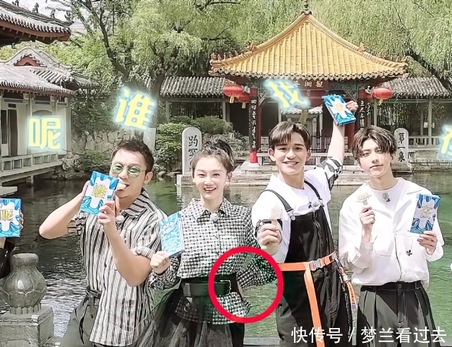 合照|李晨挤到苗苗旁边合照,女方的站姿太瞩目,网友:郑恺娶了个宝