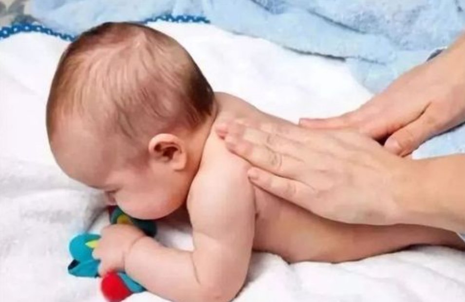 父母|4种对婴幼儿有伤害的行为,父母要注意,不管多喜爱也要制止