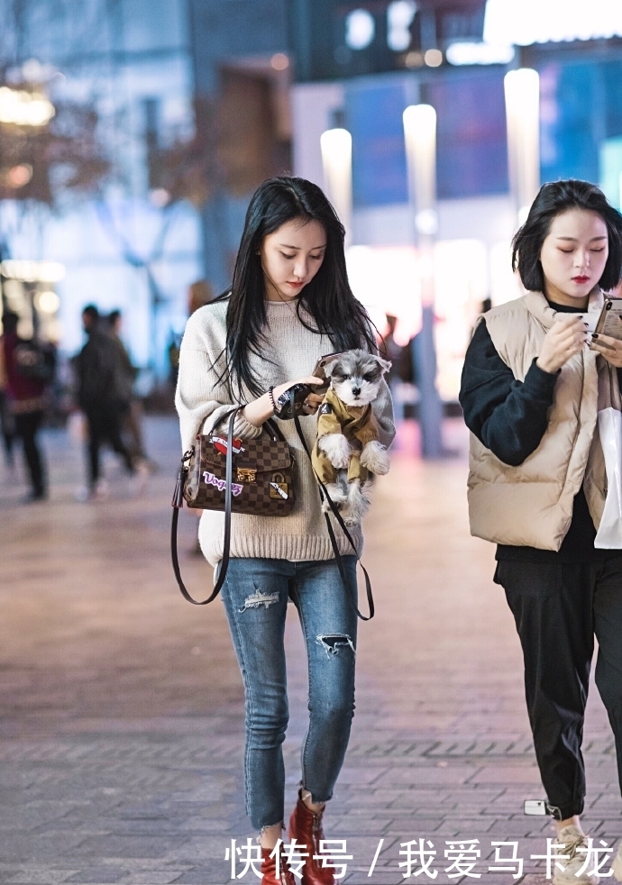 地方|街拍路人,小姐姐在色彩的搭配上总有让人称赞的地方!