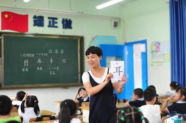 熊初墨|女儿姓“房”,老师上课从不叫她,询问原因后,家长才后悔不已