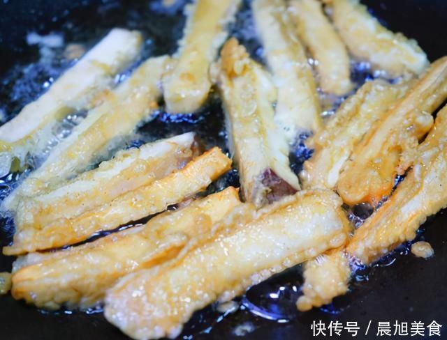 冷天,我家常吃椒盐杏鲍菇,5块钱做一盘,简单一炸,嚼着比肉香