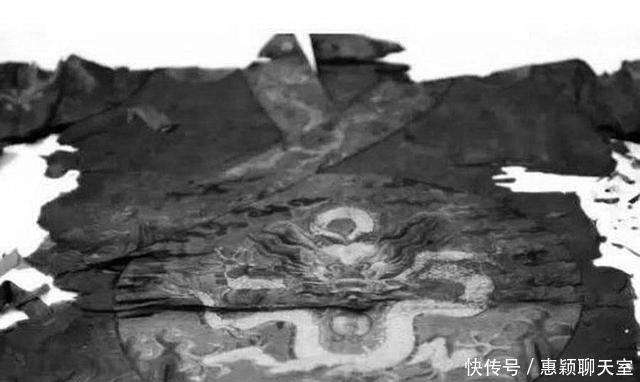 又一组万历帝陵考古挖掘现场老照片,图6是出土的万历皇帝龙袍