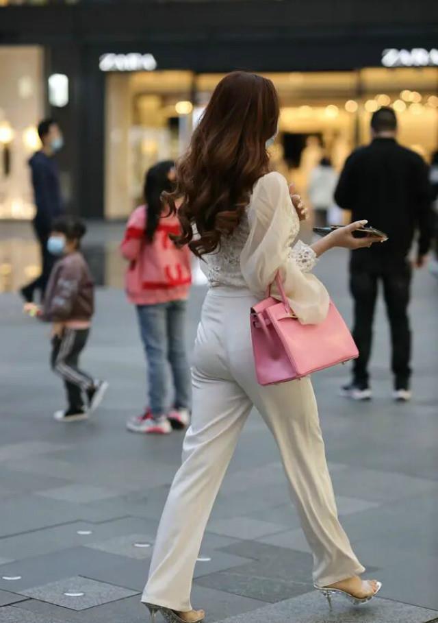 还指望阔腿裤早过时了,今夏流行“女神裤”,穿着时髦又洋气