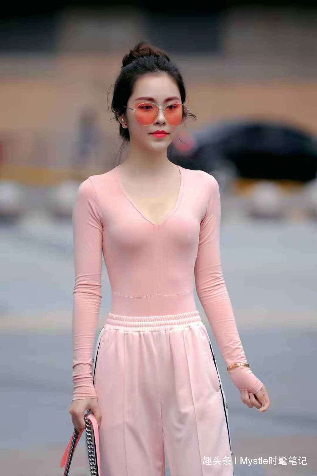 小姐姐 小仙女范十足的粉色搭配，V领长袖+开叉阔腿裤，真的是元气十足！
