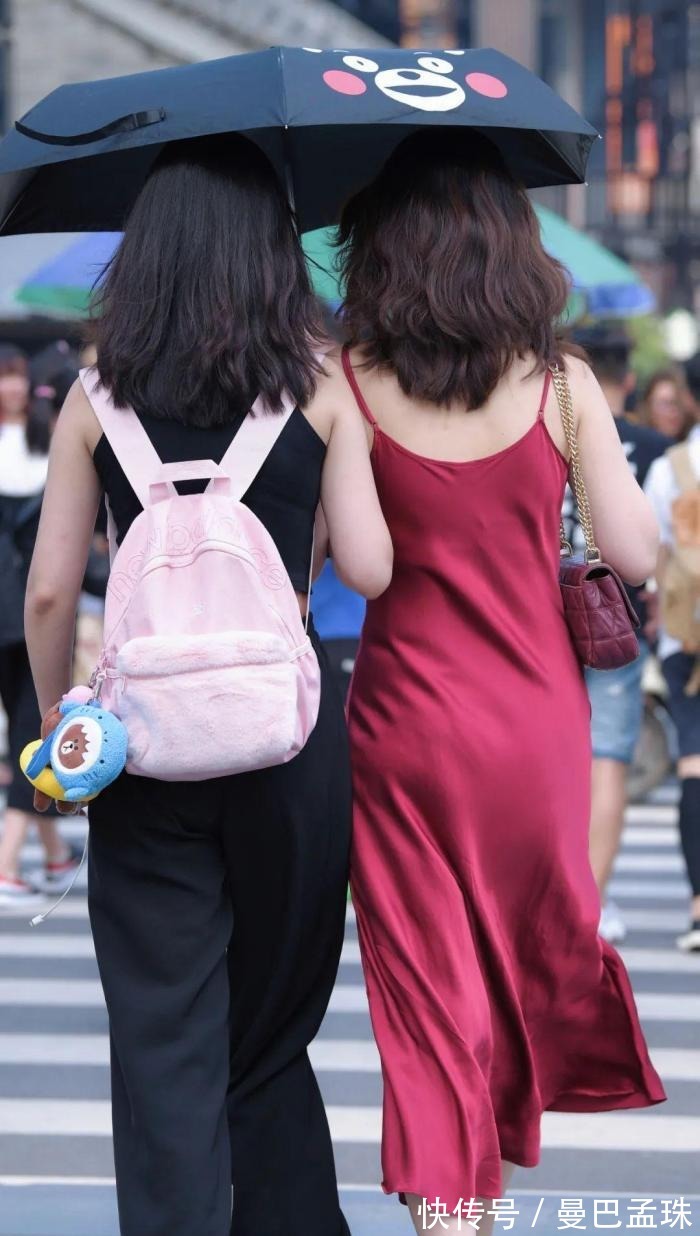 丝绸|红色吊带丝绸连衣裙，藏不住的优雅女人味