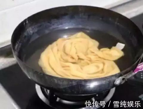 挂在卫生间的毛巾,半月不洗就发黄变硬教你1招,洗完柔软干净