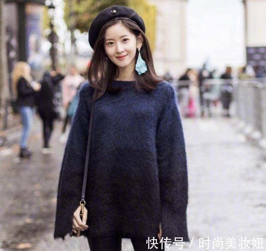 搭配|章泽天气质越来越高级,穿蓝色毛衣配皮裤高级洋气,太好看了