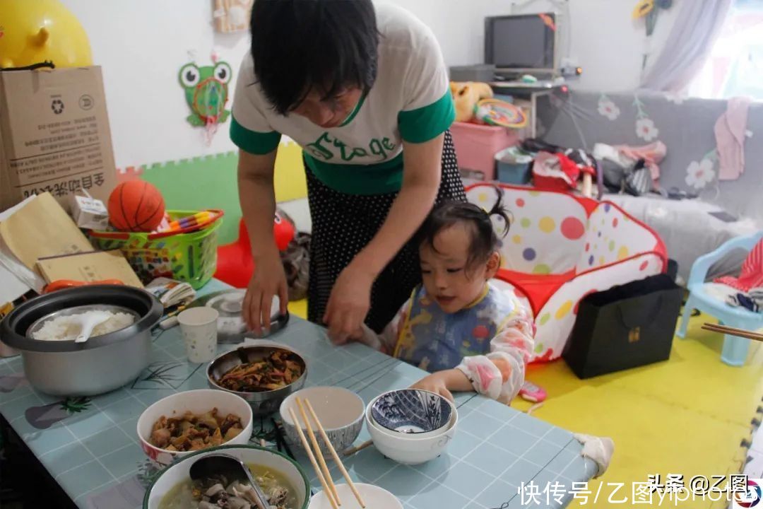 独子|残疾妈妈独子溺亡后，42岁借钱做试管婴儿，迎来女儿也迎来了悲剧