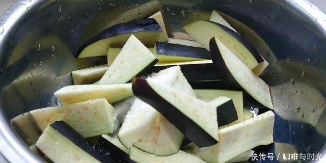 炒茄子简单好吃的做法,鲜香不油腻,开胃又下饭,实在太香了