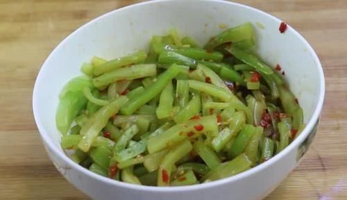 莴笋最近火了,这样做实在太好吃了,一次秘制3斤都不够吃