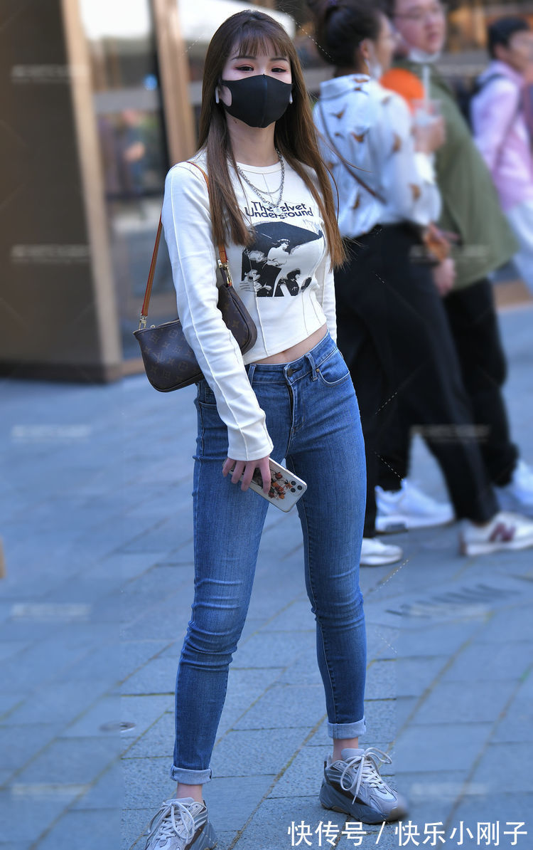 体恤 牛仔裤搭配白色体恤,简单随便,非常漂亮