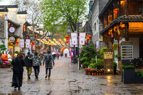 衢州历史遗存最丰富的街区，景美且古迹众多，有网红景点的气质