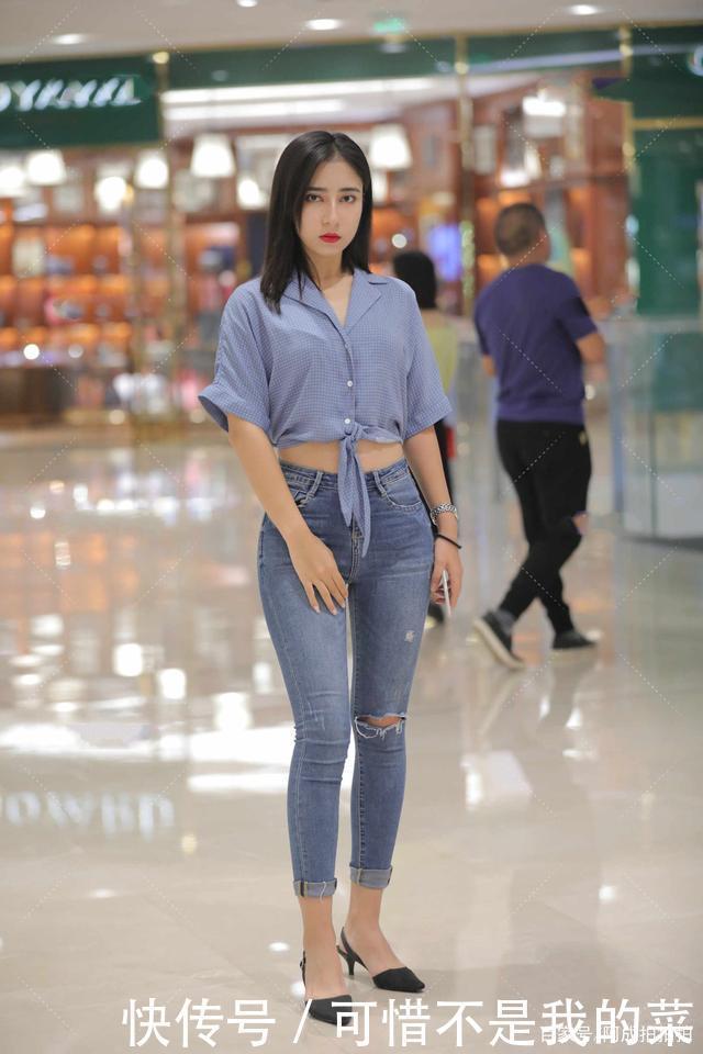 V领露脐蝴蝶结短袖搭高腰紧身牛仔裤，性感时尚，显瘦显高