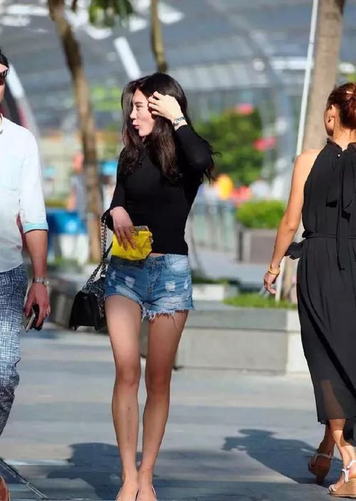 短款|街拍小姐姐半袖上衣搭配黑色的短款下装,非常时尚具有美感