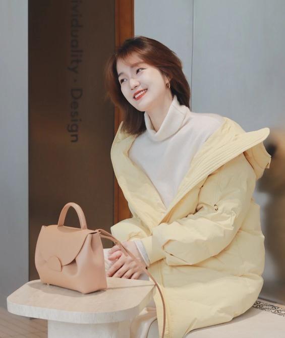 搭配 秋冬衣服别乱买，常备“高领衫”，搭配大衣、羽绒服都洋气