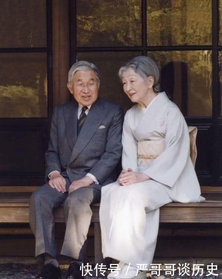 网球场上的浪漫史日本天皇皇后牵手一甲子迎 钻石婚 快资讯 网球场上的浪漫史日本天皇皇后牵手一甲子迎 钻石婚 快资讯