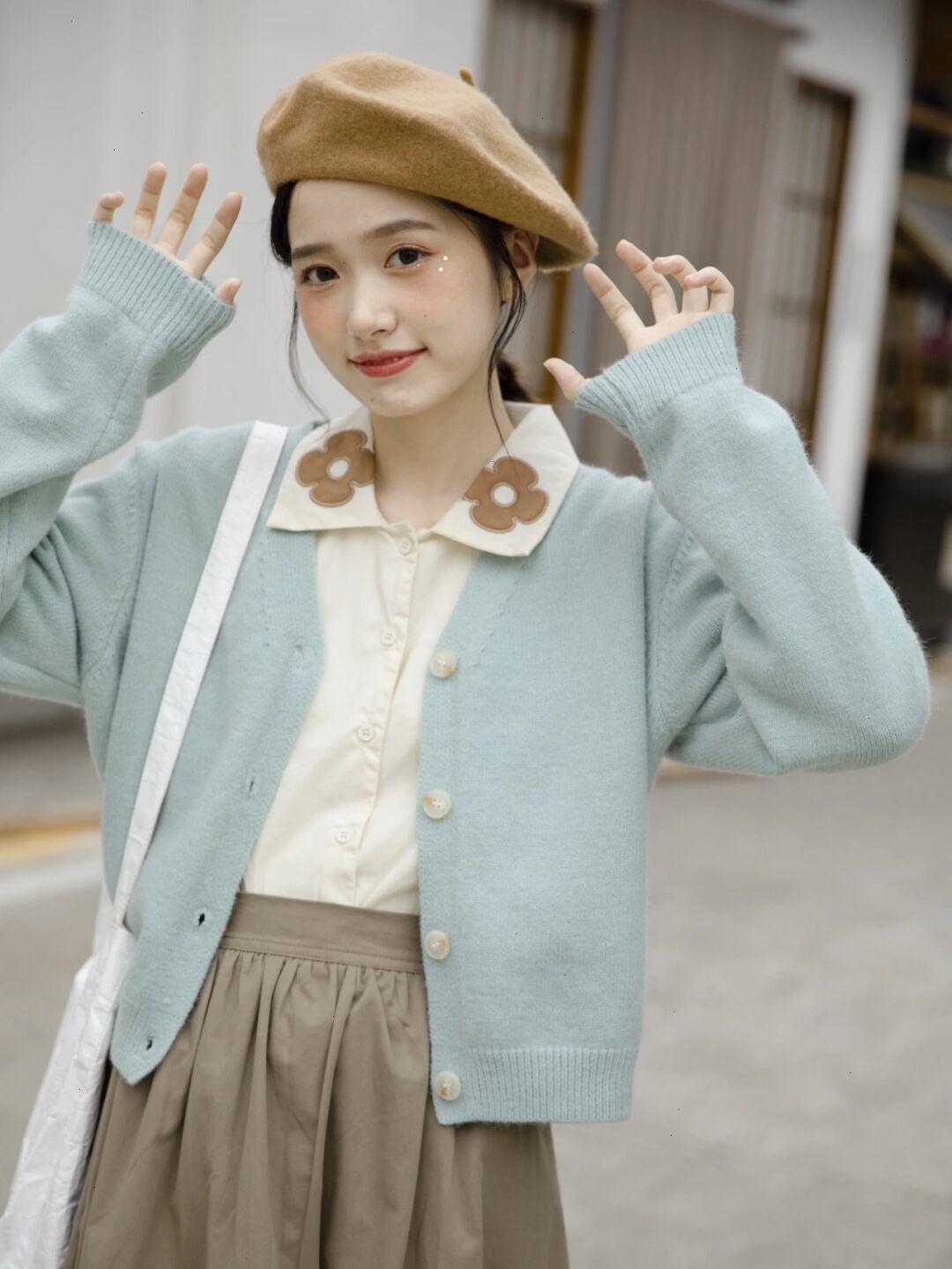 保暖 秋季想要穿出甜美可爱风,一定少不了蓝色针织开衫的搭配!