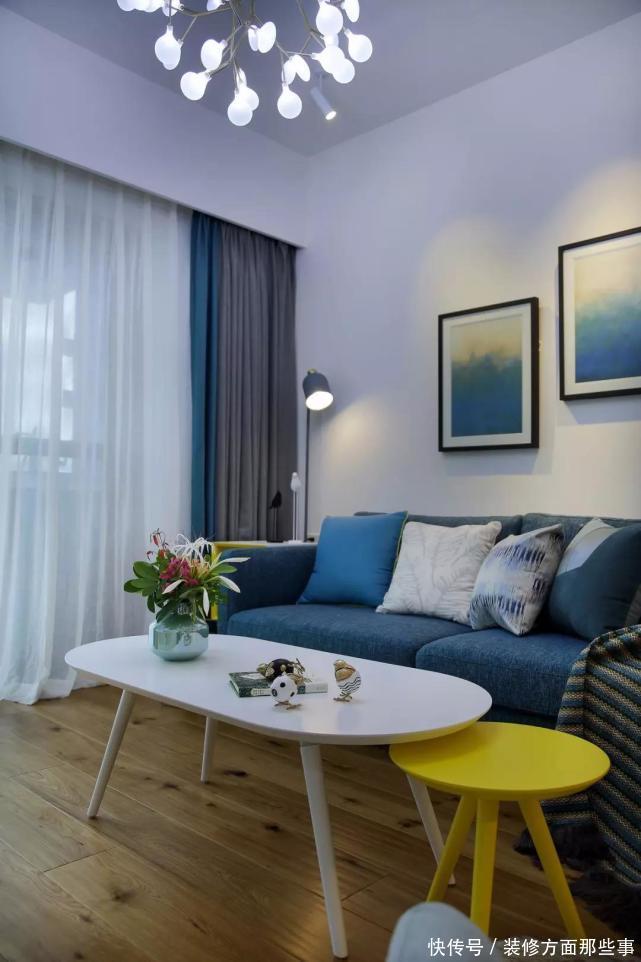 两个字|86平以驼掌舵,客厅枝形状的吊灯、实木地板、各种色彩的碰撞