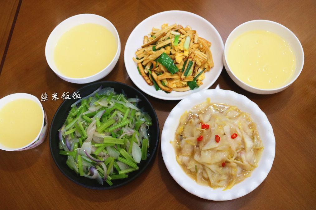 我家今日晚餐,没有肉,3个素菜,朋友说晚餐就应该这样吃